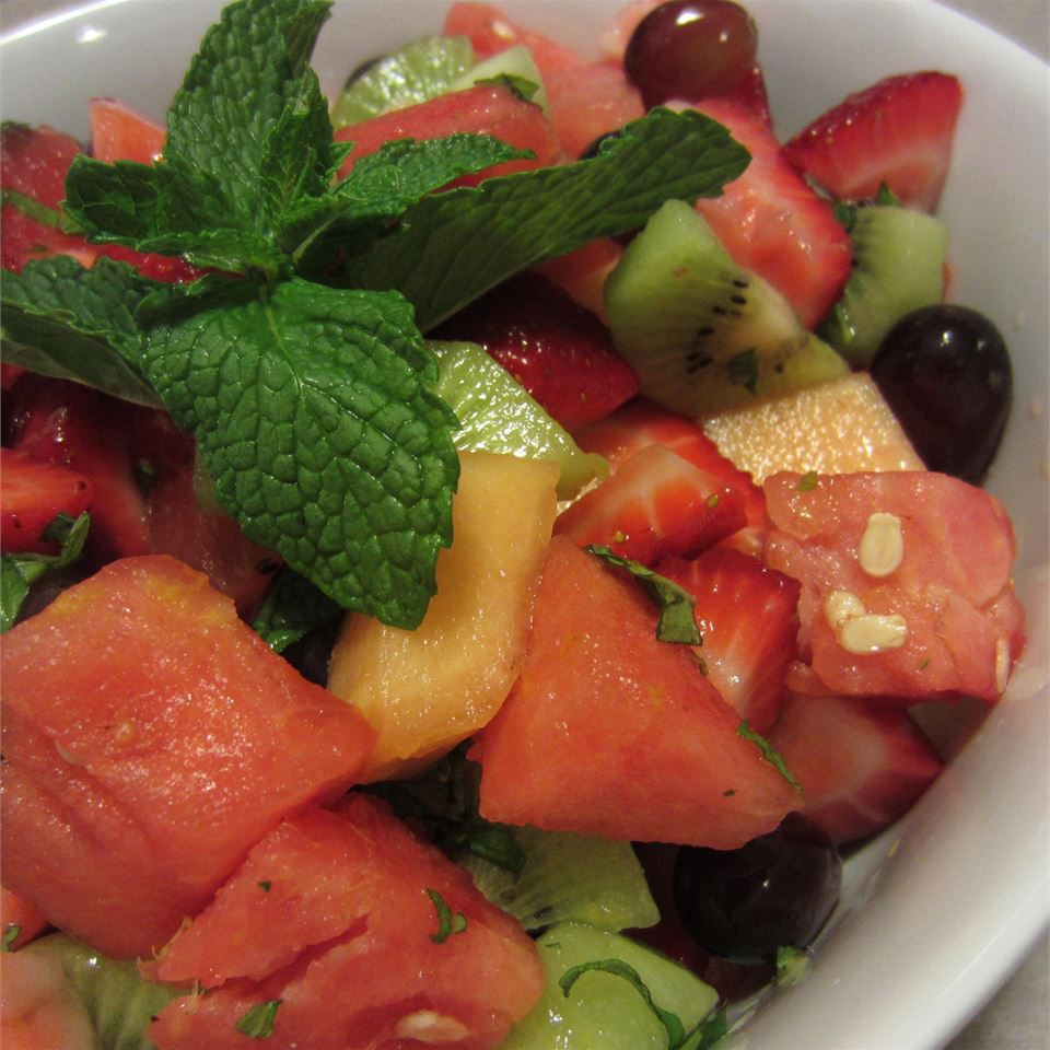 fruit salad with mint: healthy dessert 