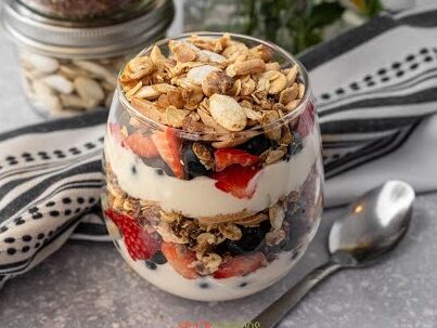 Greek yogurt parfait: healthy dessert 